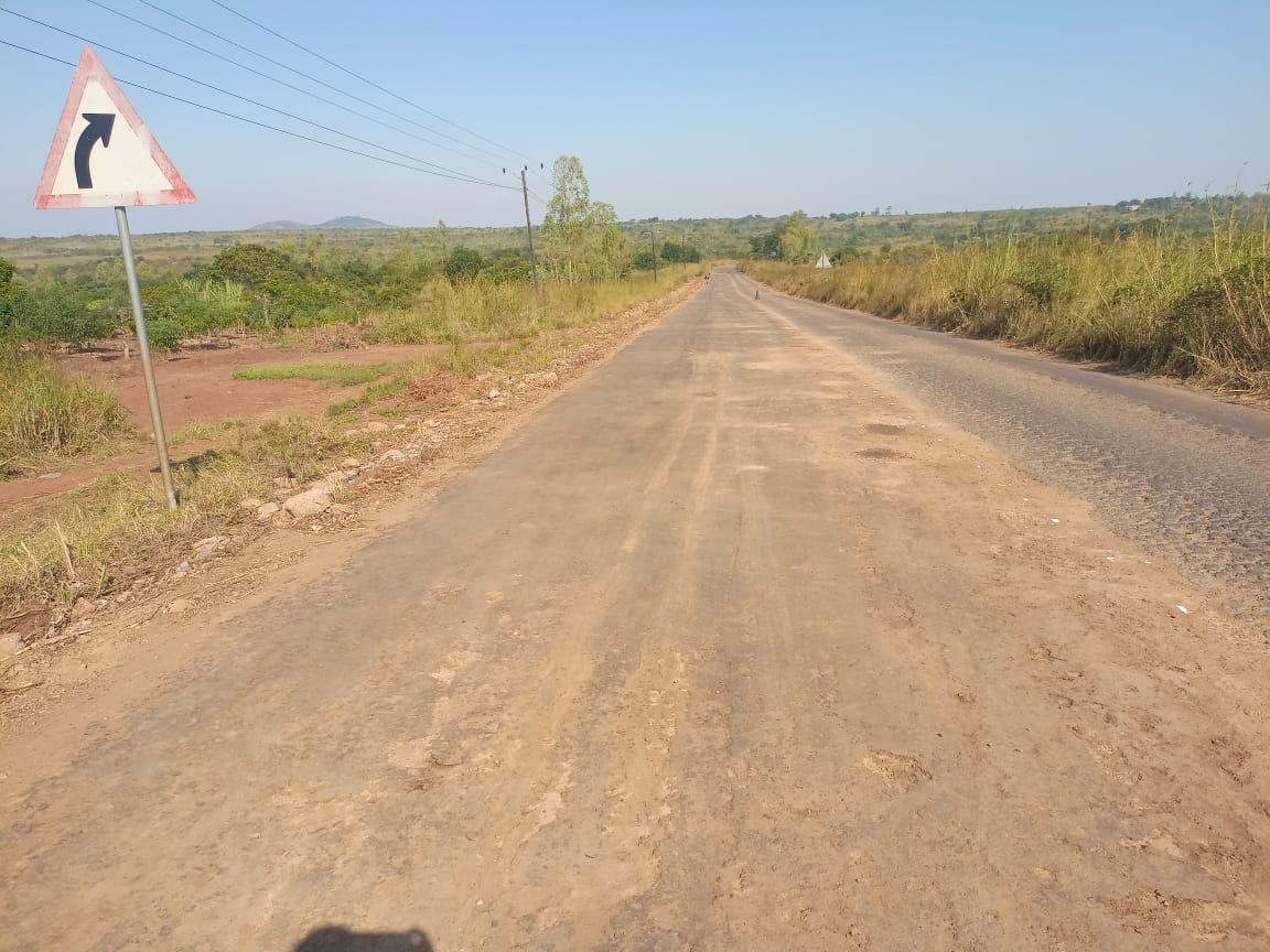 Estrada executada pela Adam's Construções em serviço