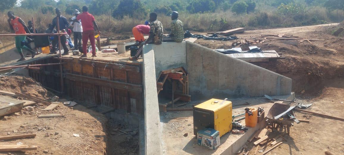 Equipa da Adam's Construções na betonagem de uma passagem em caixa