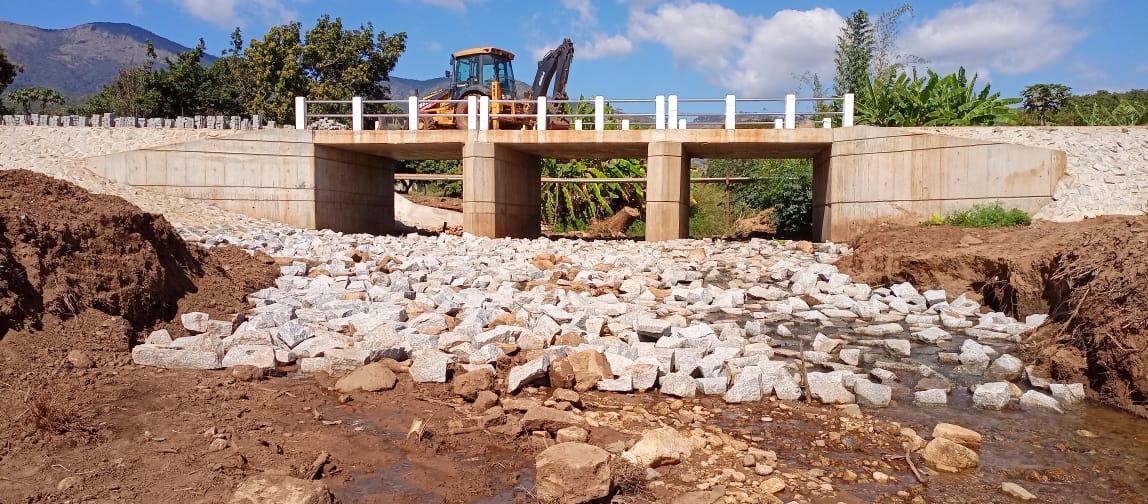 Ponte de betão armado de três vãos construída pela Adam's Construções