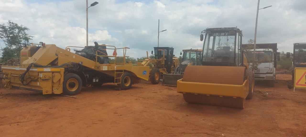 Máquinas pesadas da Adam's Construções alinhadas no estaleiro