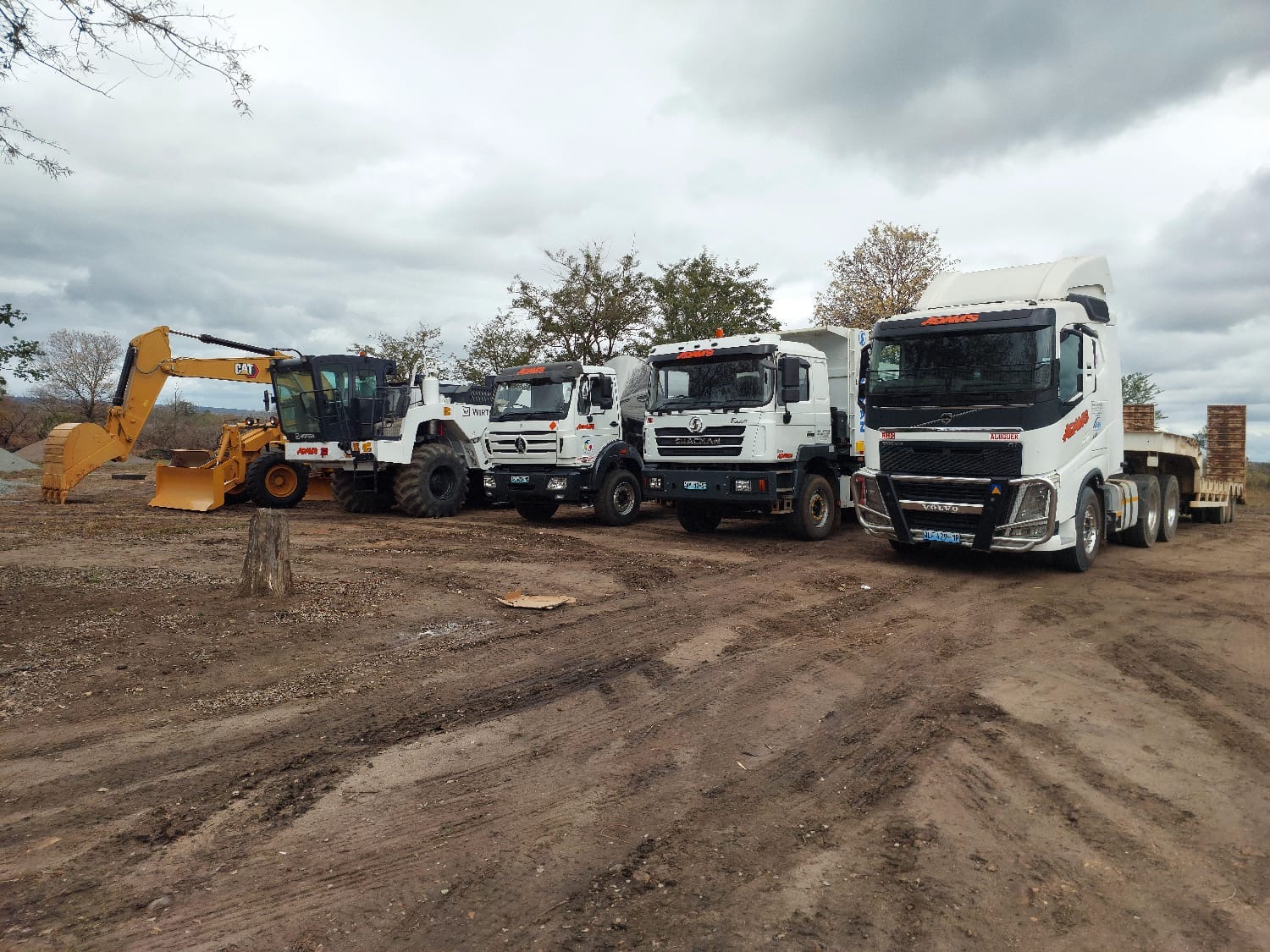 Frota de máquinas e camiões da Adam's Construções alinhada no estaleiro